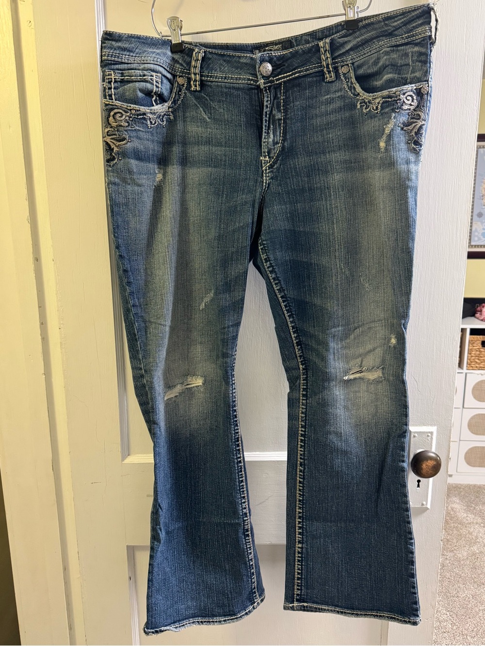 Silver Jeans Women's Faded Blue Bootcut Jeans with Embroidered Pockets